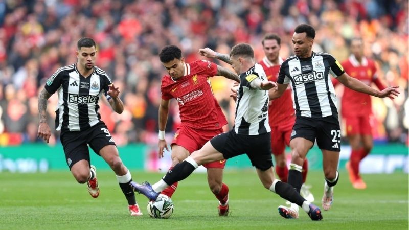 EFL Cup 2025 – Newcastle đánh bại Liverpool 2-1 tại Wembley