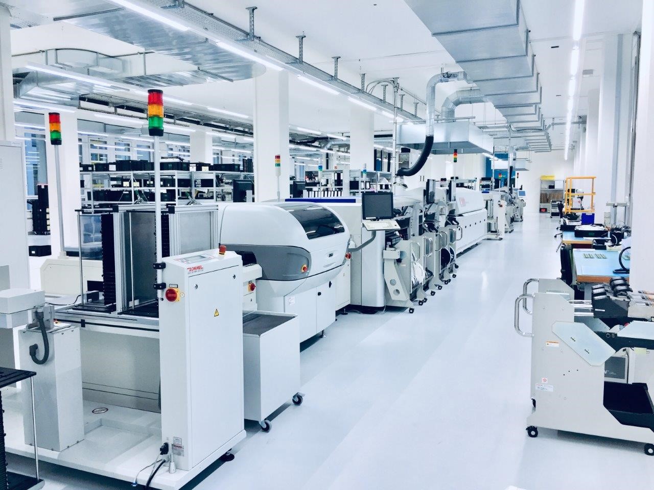 Máy gắp linh kiện SMT có vai trò gì trong dây chuyền sản xuất