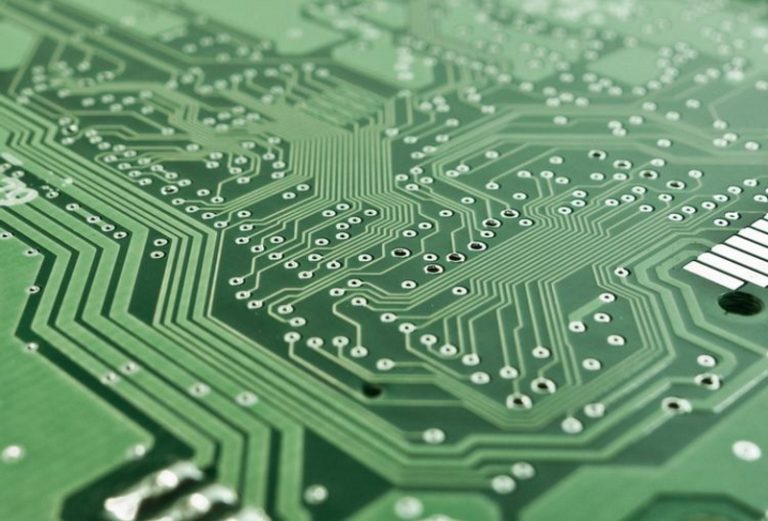 PCB thực hiện những vai trò nào trong thiết bị điện tử?